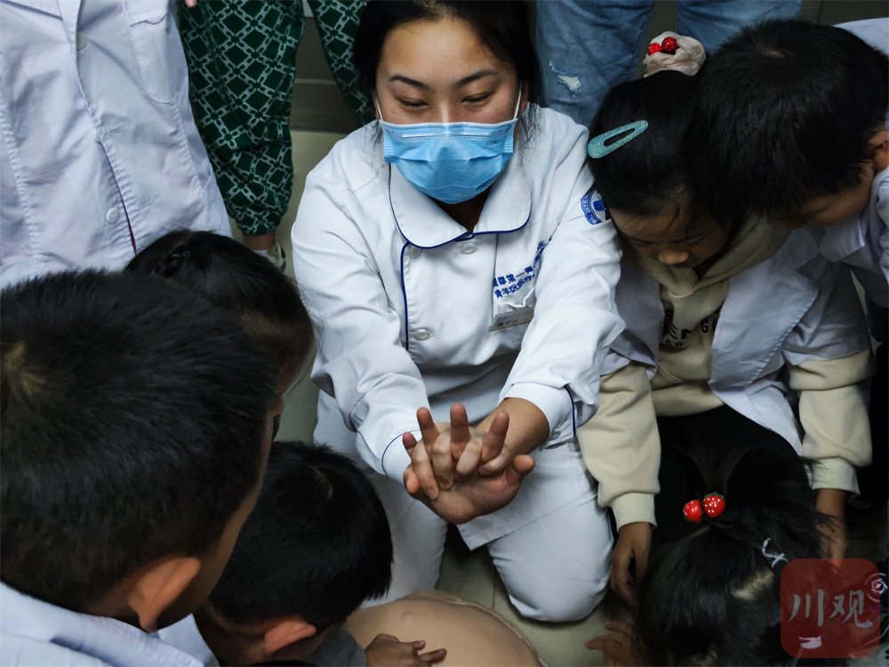 随后,医院护理部急救培训护士莫儒家,陈梦雨进行了《心肺复苏术》的
