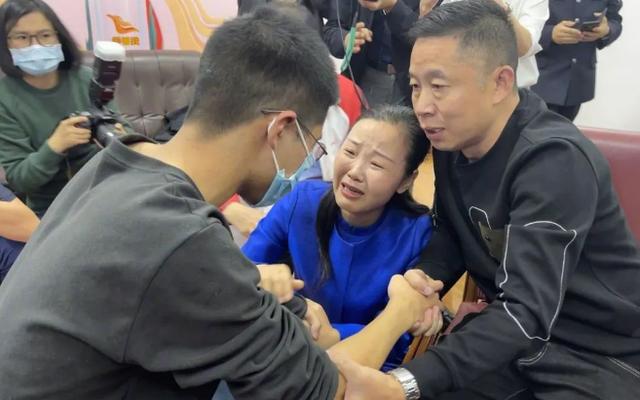 资料图:孙海洋夫妇和儿子在认亲现场.新京报记者 李阳 摄