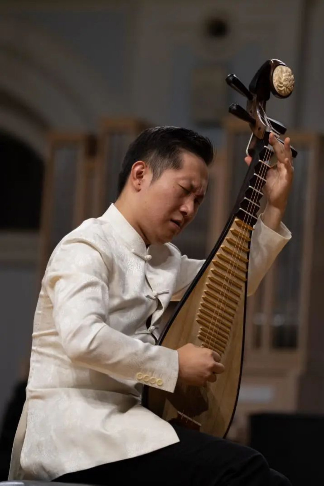 图为江洋教授在音乐会现场演奏《琵琶辞》