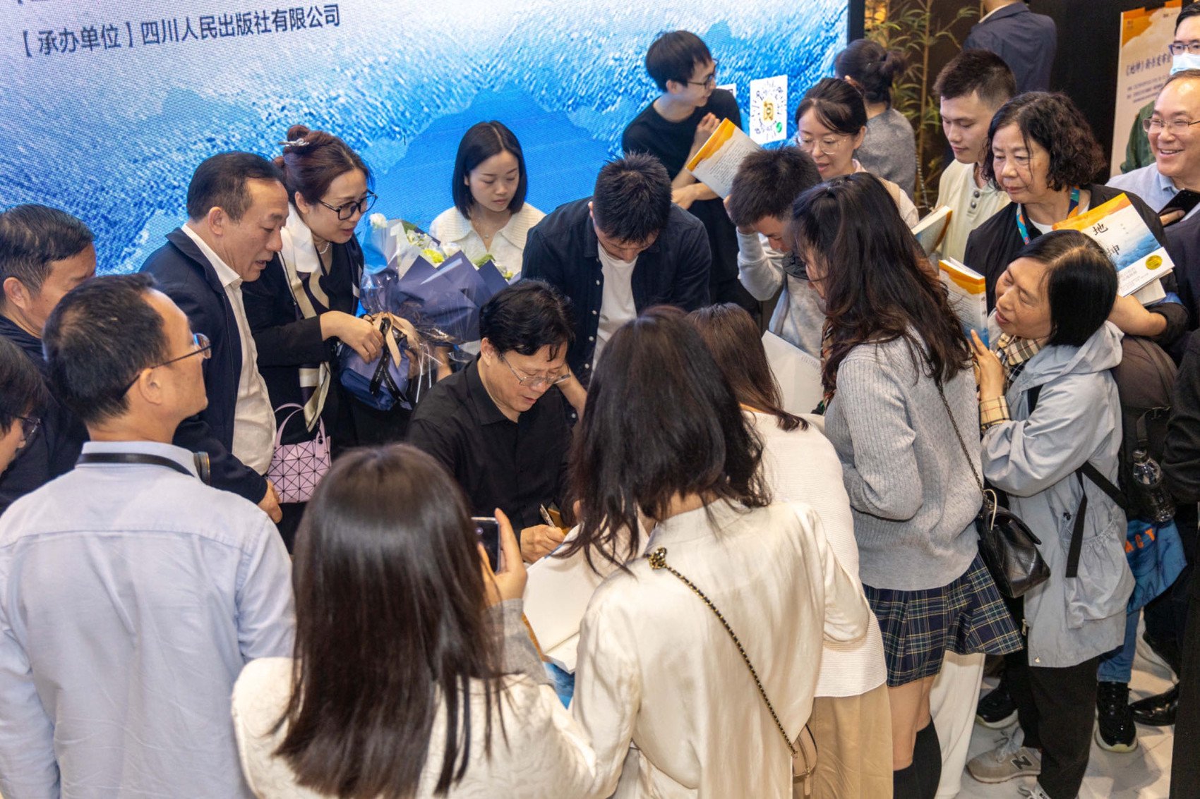 作者邹瑾现场签售李明泉在新书发布会上对《地坤》作了评析,他说