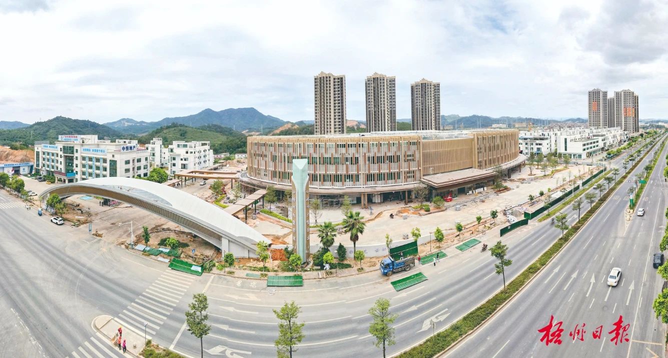 10月7日,梧州六堡茶城大门,六堡茶交易中心等主体建筑成型.