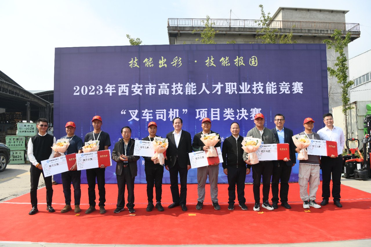 最终,陕西钜基物流有限公司的一线叉车司机冯志龙荣获大赛第一名,现金