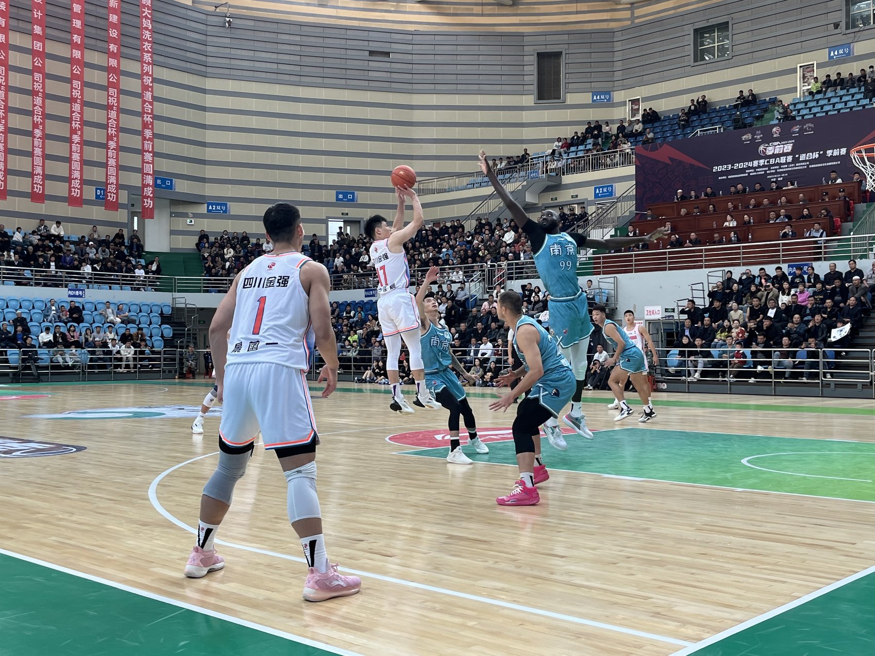 四川男篮新赛季季前赛比赛场面