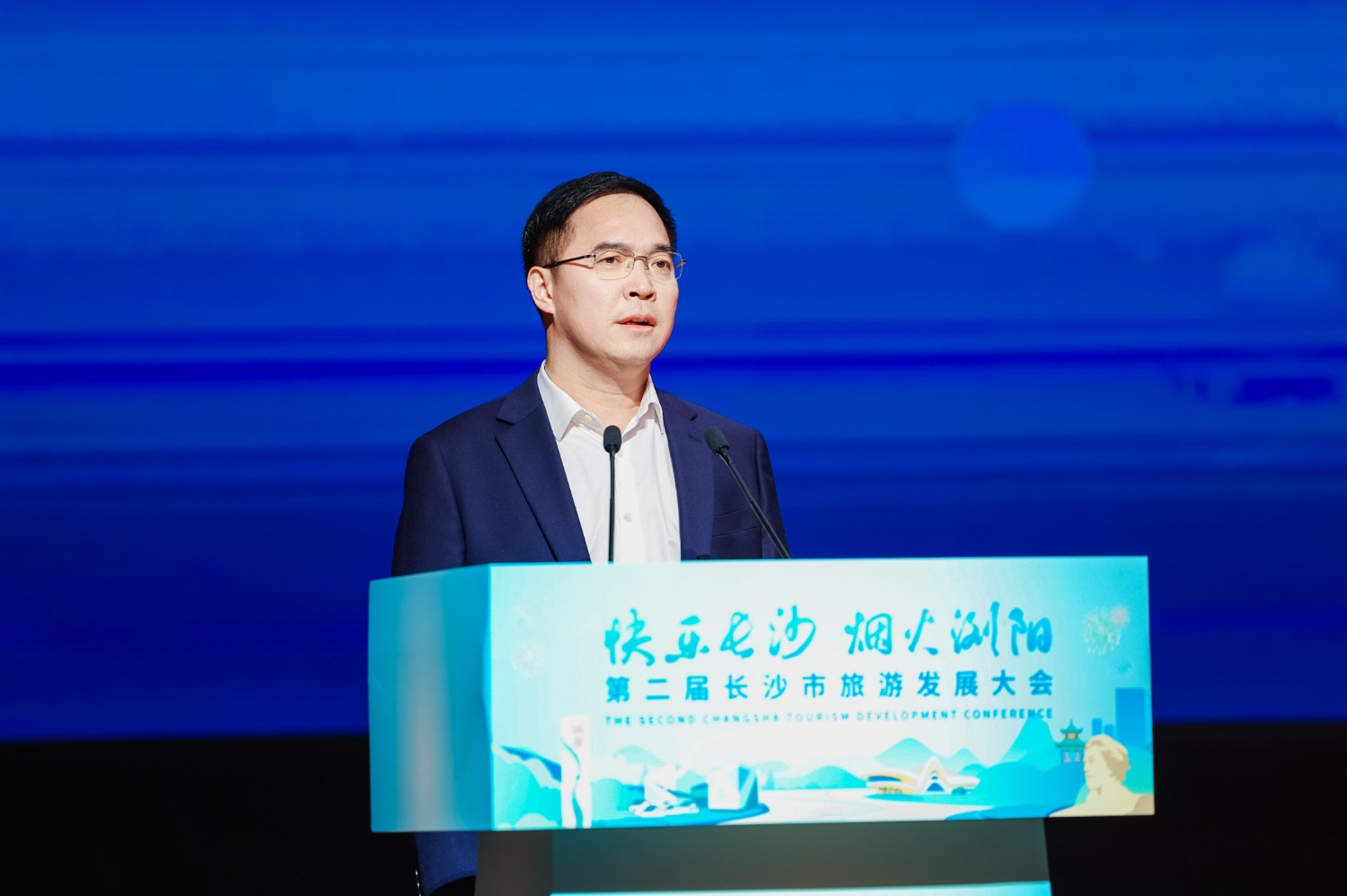 图为长沙市开福区委常委,宣传部部长张红民现场推介开福区文旅资源