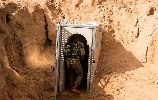 ▲一名以色列士兵进入哈马斯的隧道 资料图片