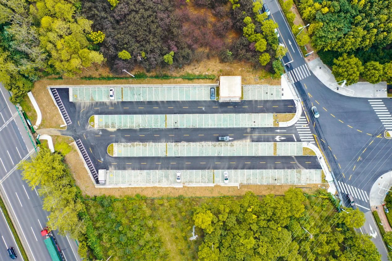 (彩虹路停车场)