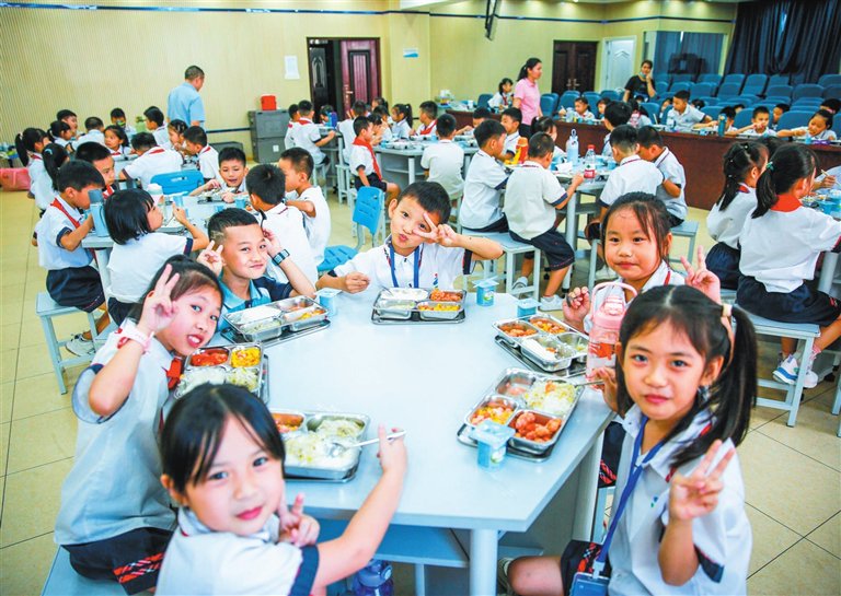 在三亚市第三小学,学生正在吃午餐.三亚日报记者 刘琪成 摄