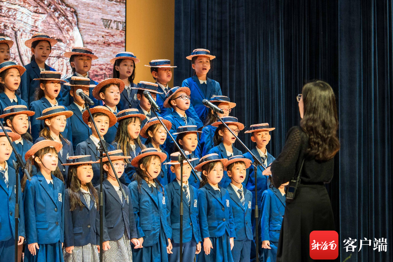 海口哈罗学校授章典礼暨庆祝表演现场.记者 曹志 摄