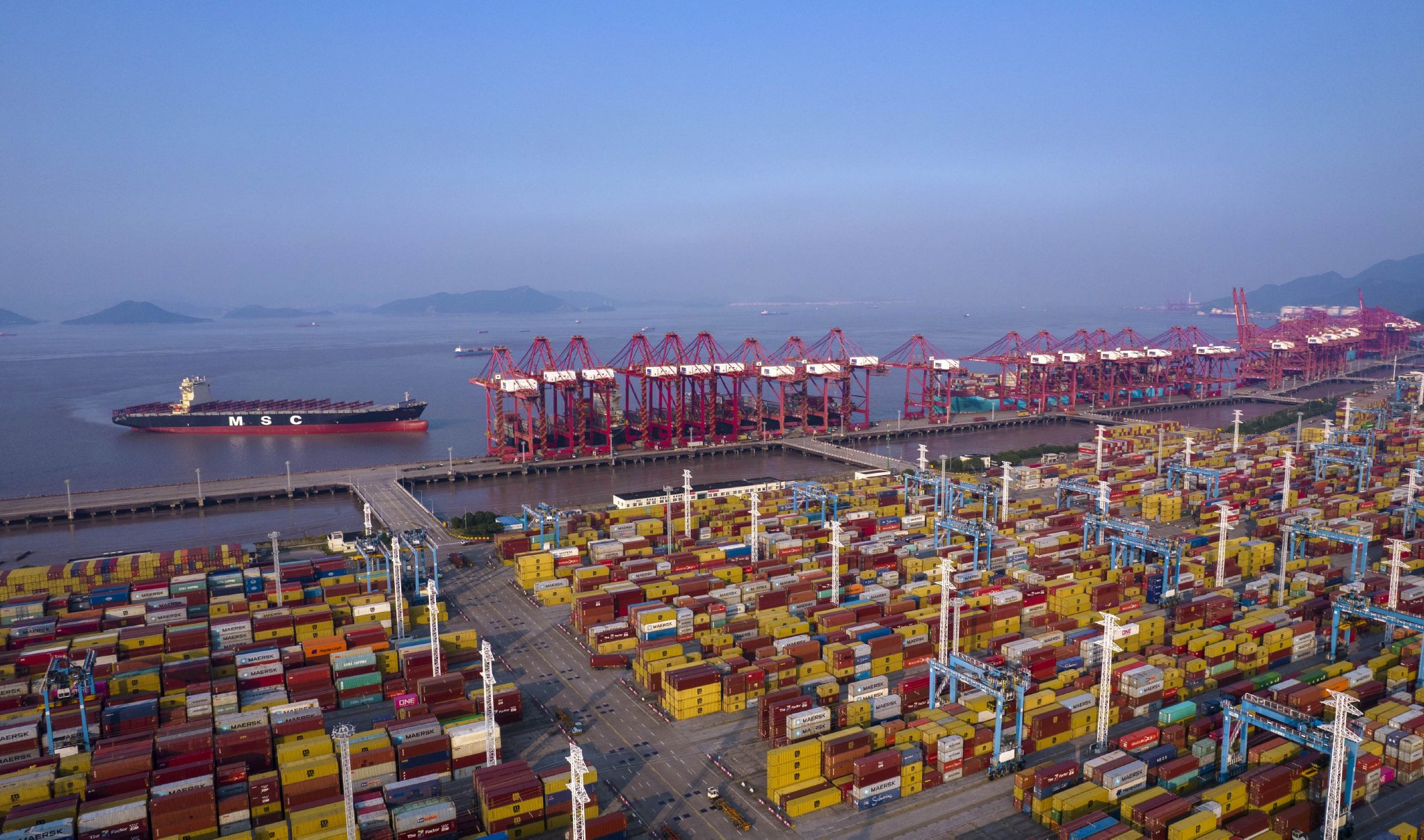 10月15日,一艘货轮准备停靠浙江宁波舟山港穿山港区集装箱码头(无人机