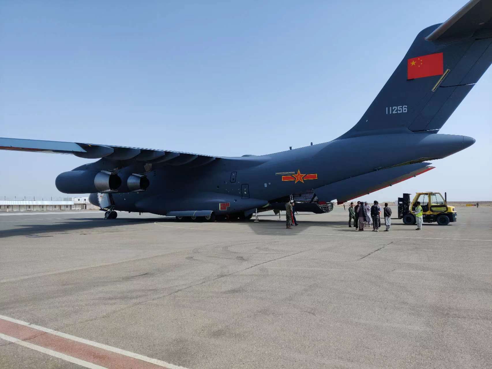 中国援阿富汗首批抗震救灾物资运抵赫拉特灾区