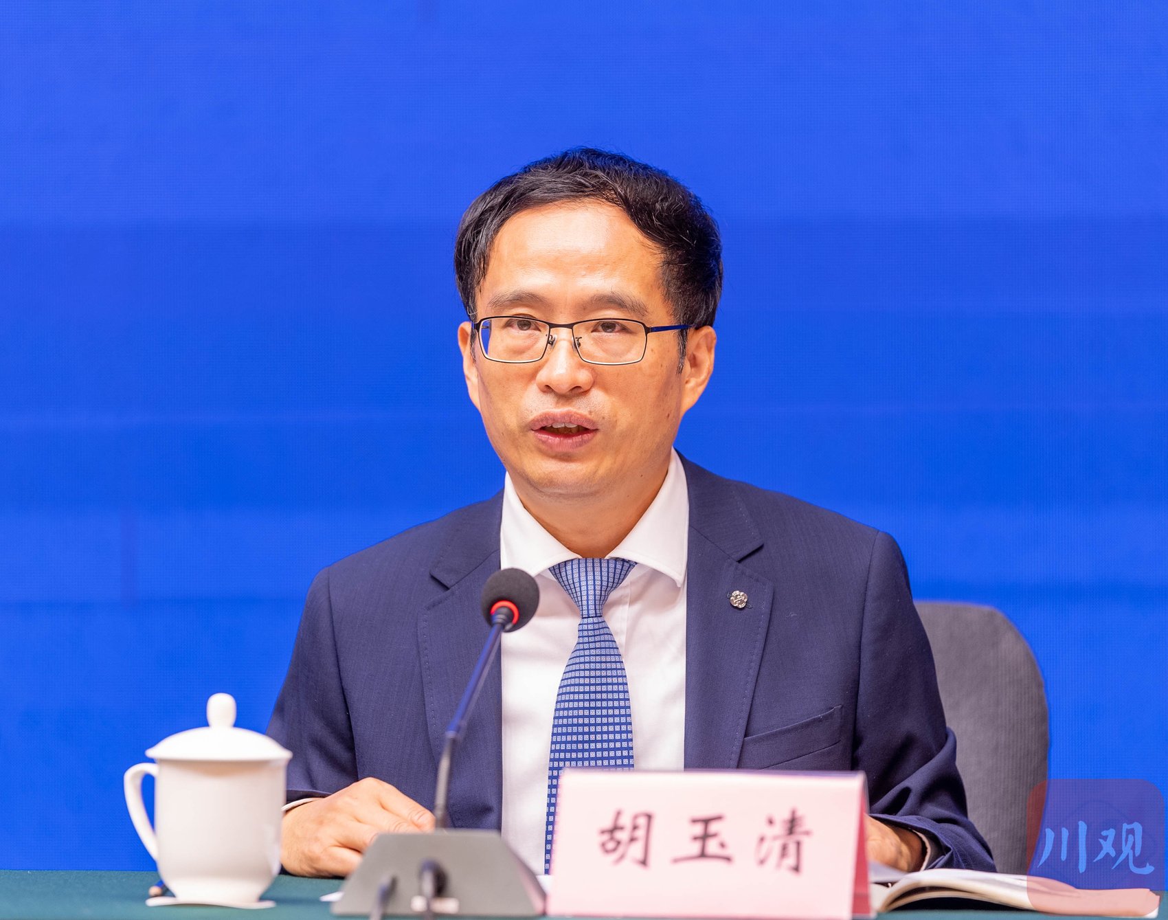 介绍会上,省发展改革委副主任胡玉清介绍,今年以来,四川出台推动经济