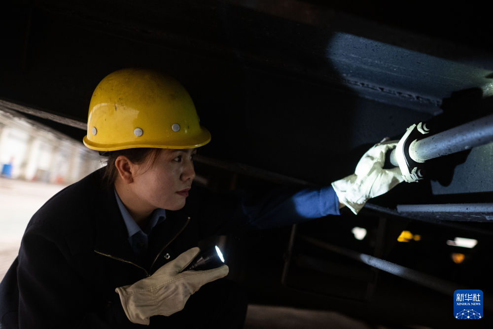 10月12日,在中国铁路青藏集团有限公司西宁东车辆段制动班组,马婷在