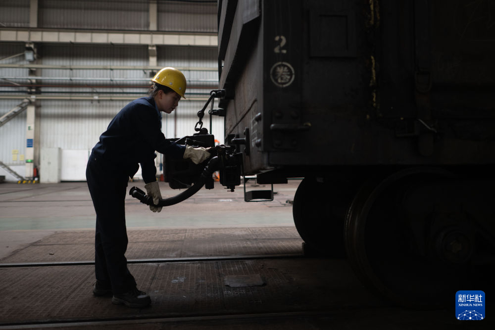 10月12日,在中国铁路青藏集团有限公司西宁东车辆段制动班组,马孚在