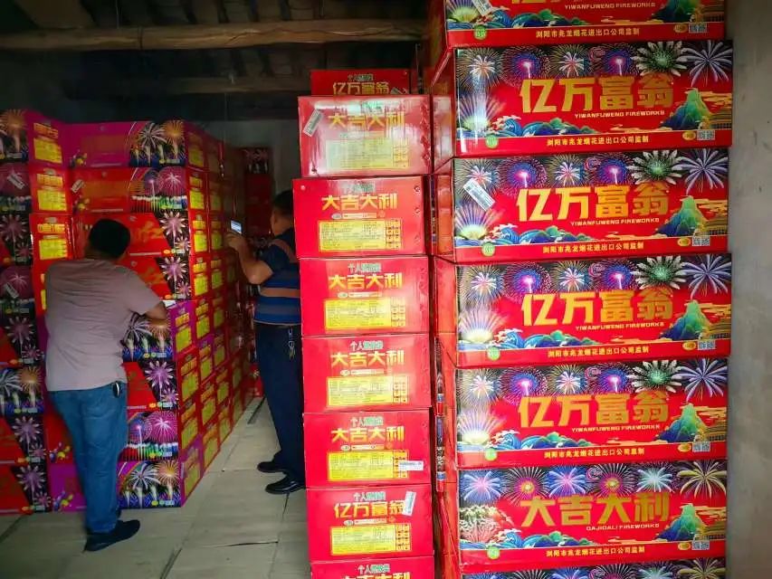 万宁查扣非法烟花爆竹产品1030件(箱).万宁公安供图