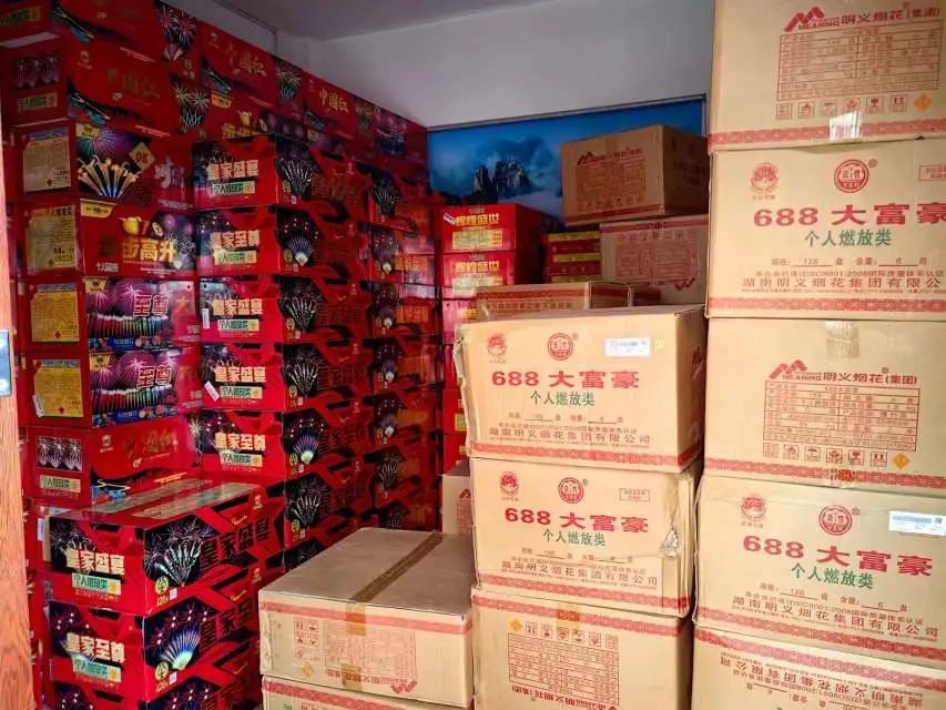 万宁查扣非法烟花爆竹产品1030件(箱).万宁公安供图