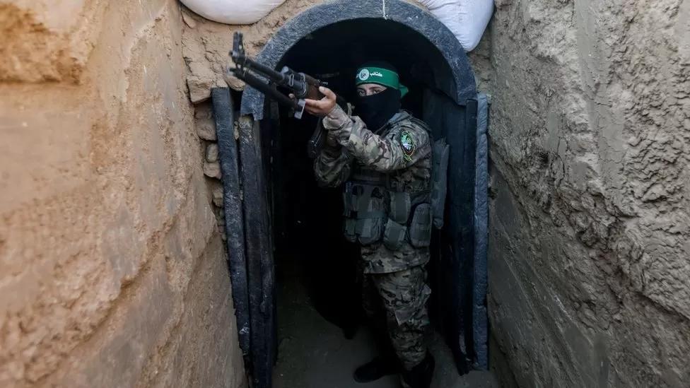 ▲一名哈马斯武装分子在地道入口处