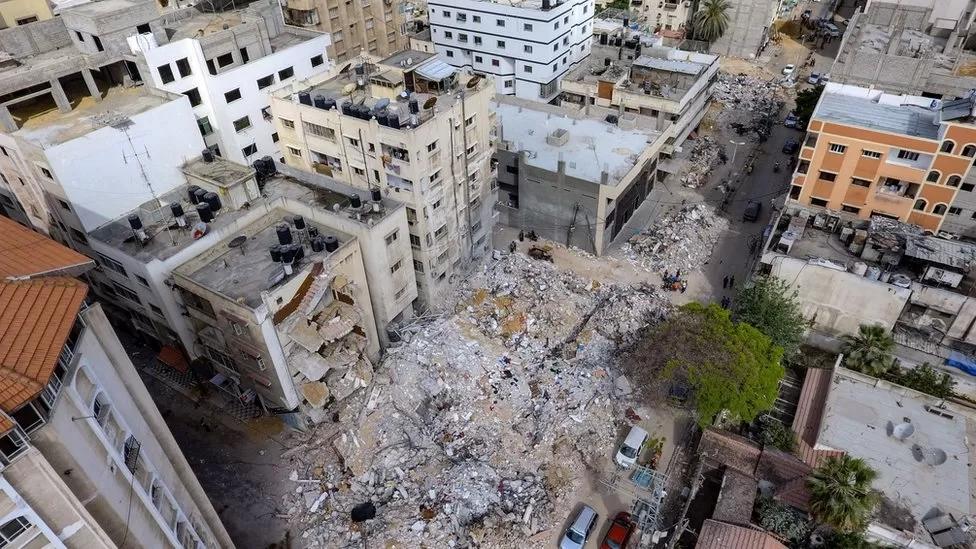 ▲2021年，加沙城附近的隧道遭遇以色列空袭，附近三座建筑倒塌