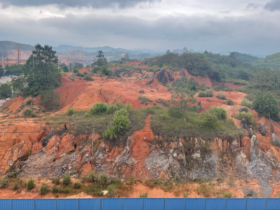 (大中矿业位于湖南临武县碳酸锂项目建设规划地 财联社记者 摄)