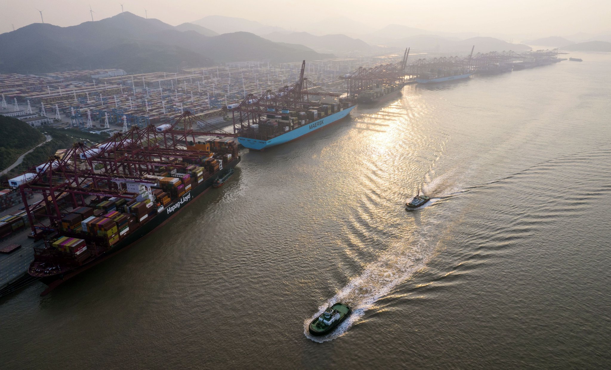 10月15日,两艘拖轮航行在浙江宁波舟山港穿山港区(无人机照片).