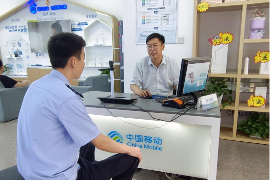 图2：宁安党支部党员营业厅答疑解惑咨询专席