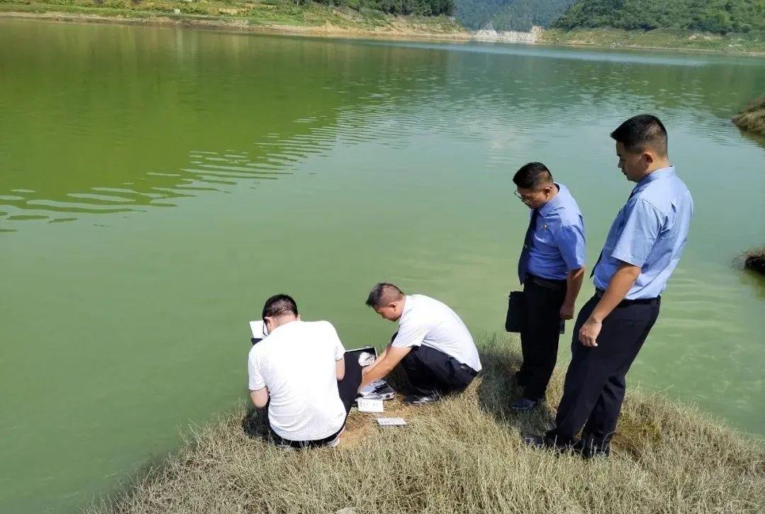▲余庆县检察院工作人员抽样检测水质 受访者供图