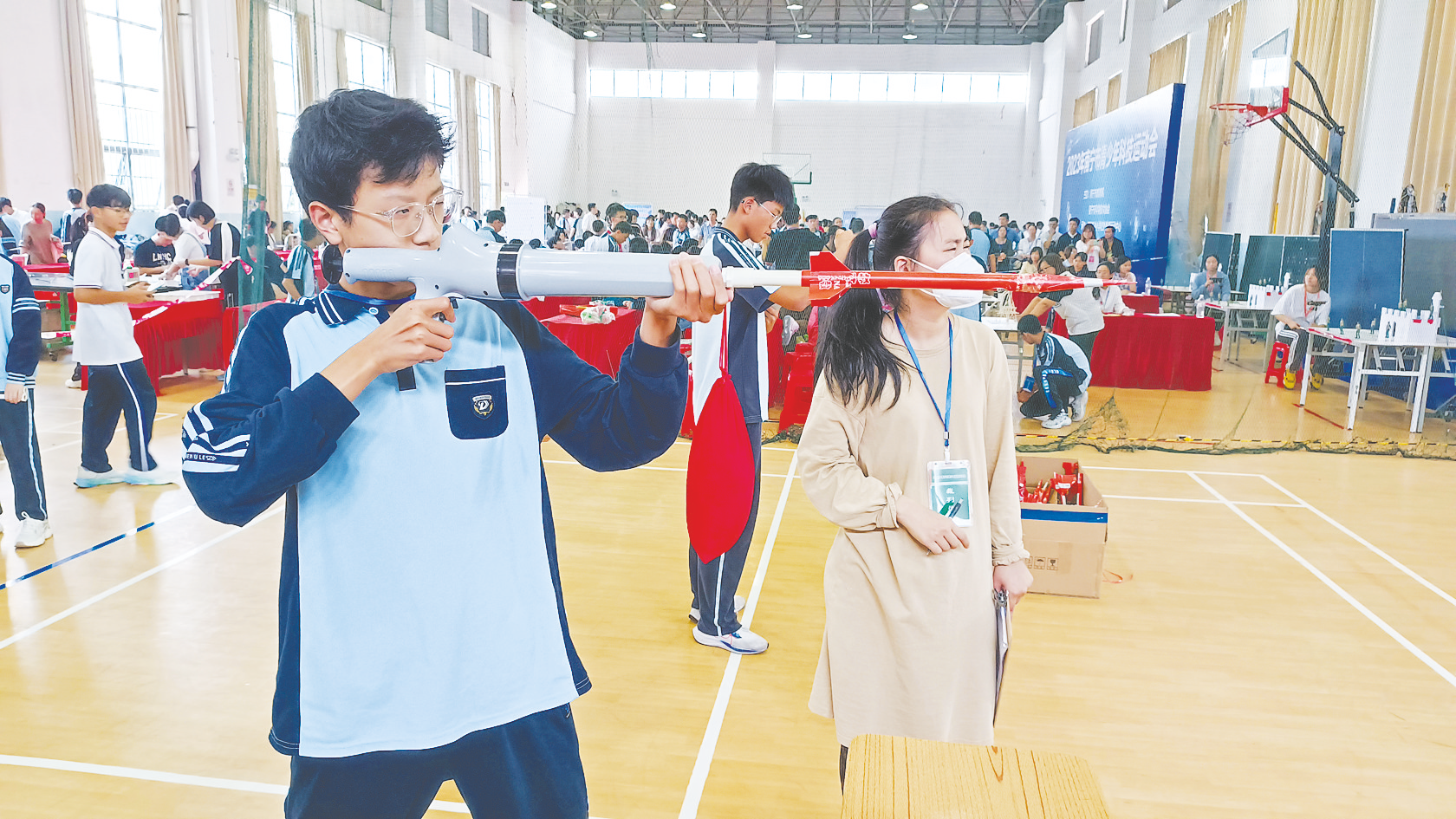 &nbsp;&nbsp;&nbsp;&nbsp;选手们在参与气弓箭打靶比赛&nbsp;&nbsp;&