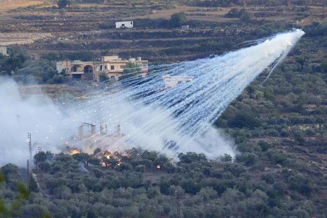 ▲15日，一枚以色列炮弹在黎以边境村庄上空爆炸