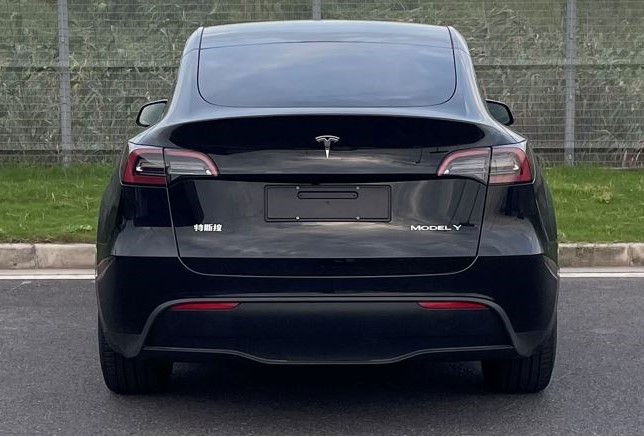 该车长宽高为4750x1921x1624mm,最高车速217km/h,燃料类型是纯电动,总