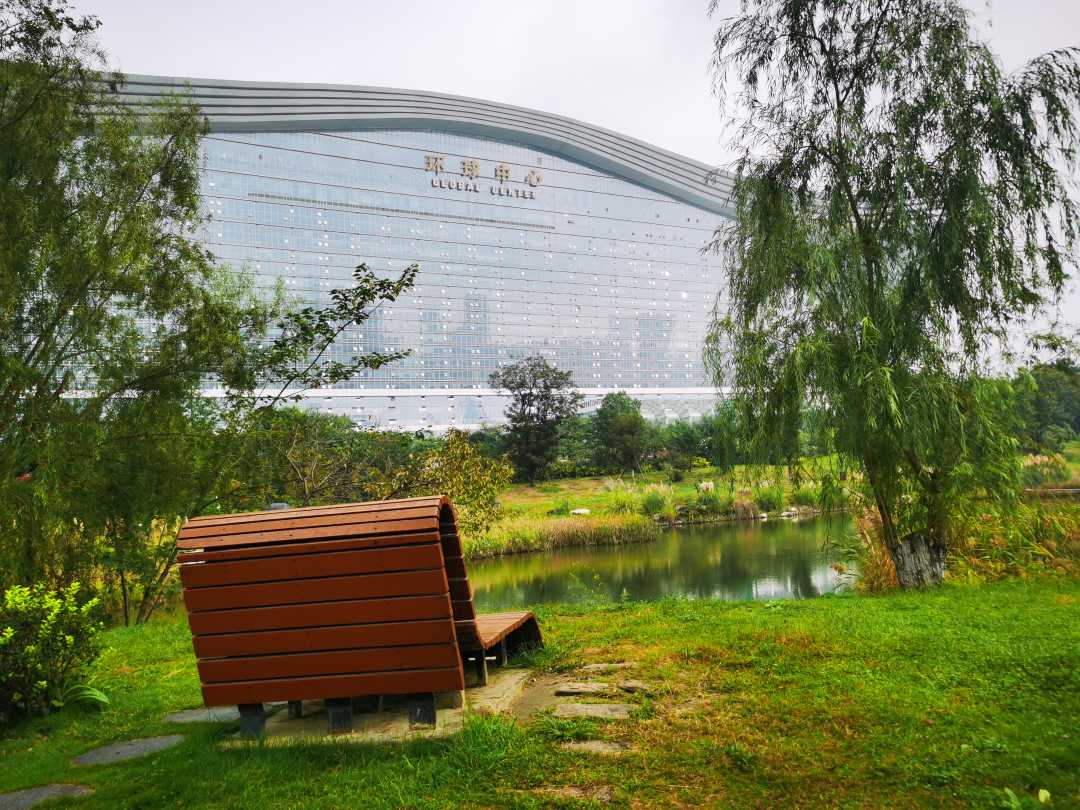 成都桂溪生态公园位于新世纪环球中心和成都世纪城新国际会展中心