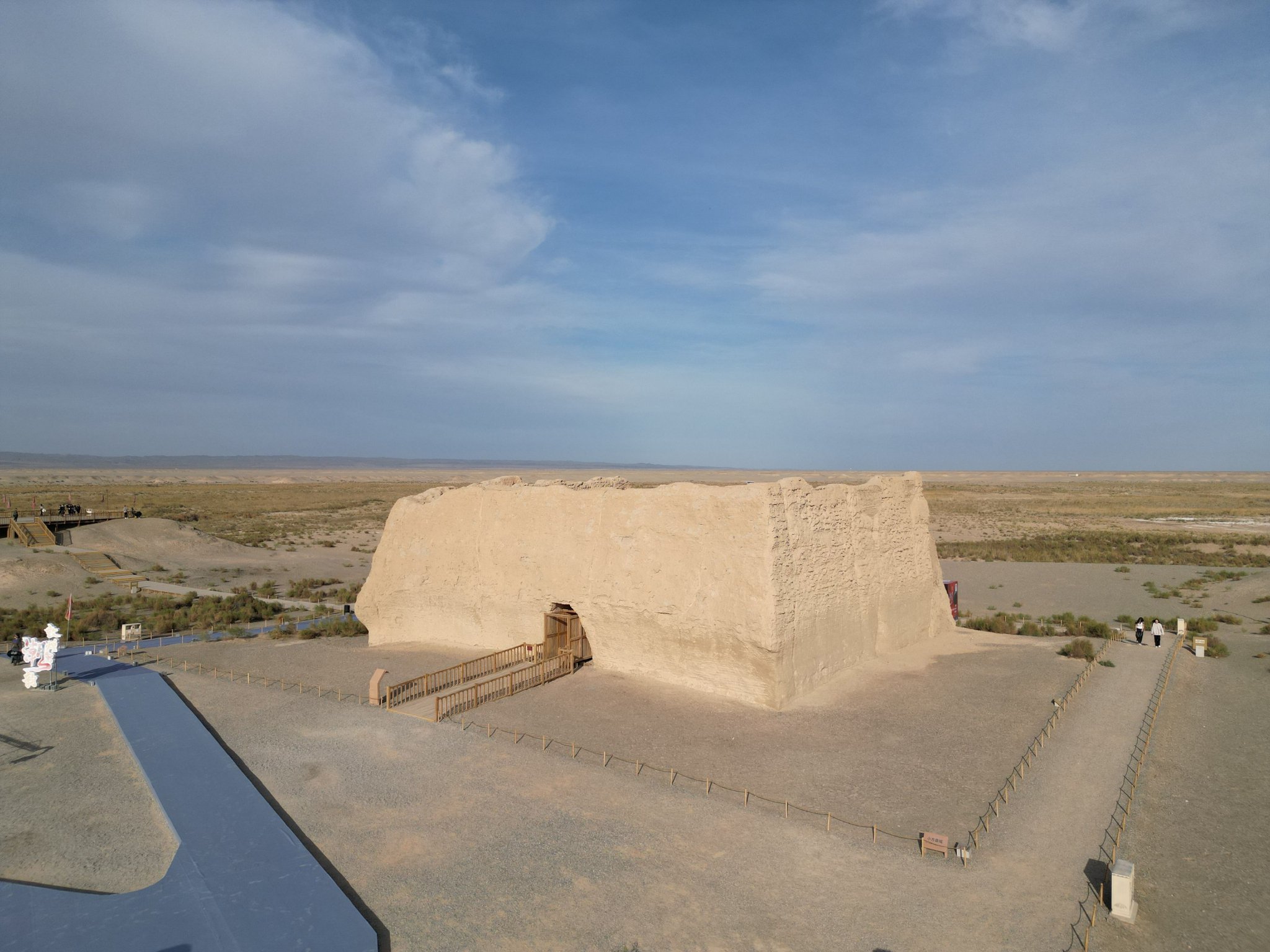 这是10月15日在甘肃省敦煌市拍摄的玉门关遗址(无人机照片).