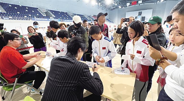 原中国国家游泳队队员李朱濠,原中国国家游泳队队员王鹏与