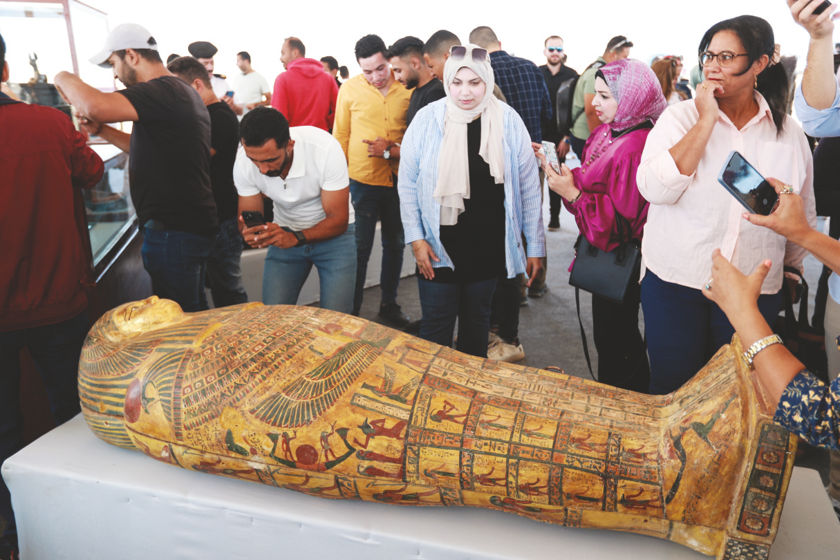 &nbsp;&nbsp;&nbsp;&nbsp;10月15日,在埃及考古现场,人们参观彩绘