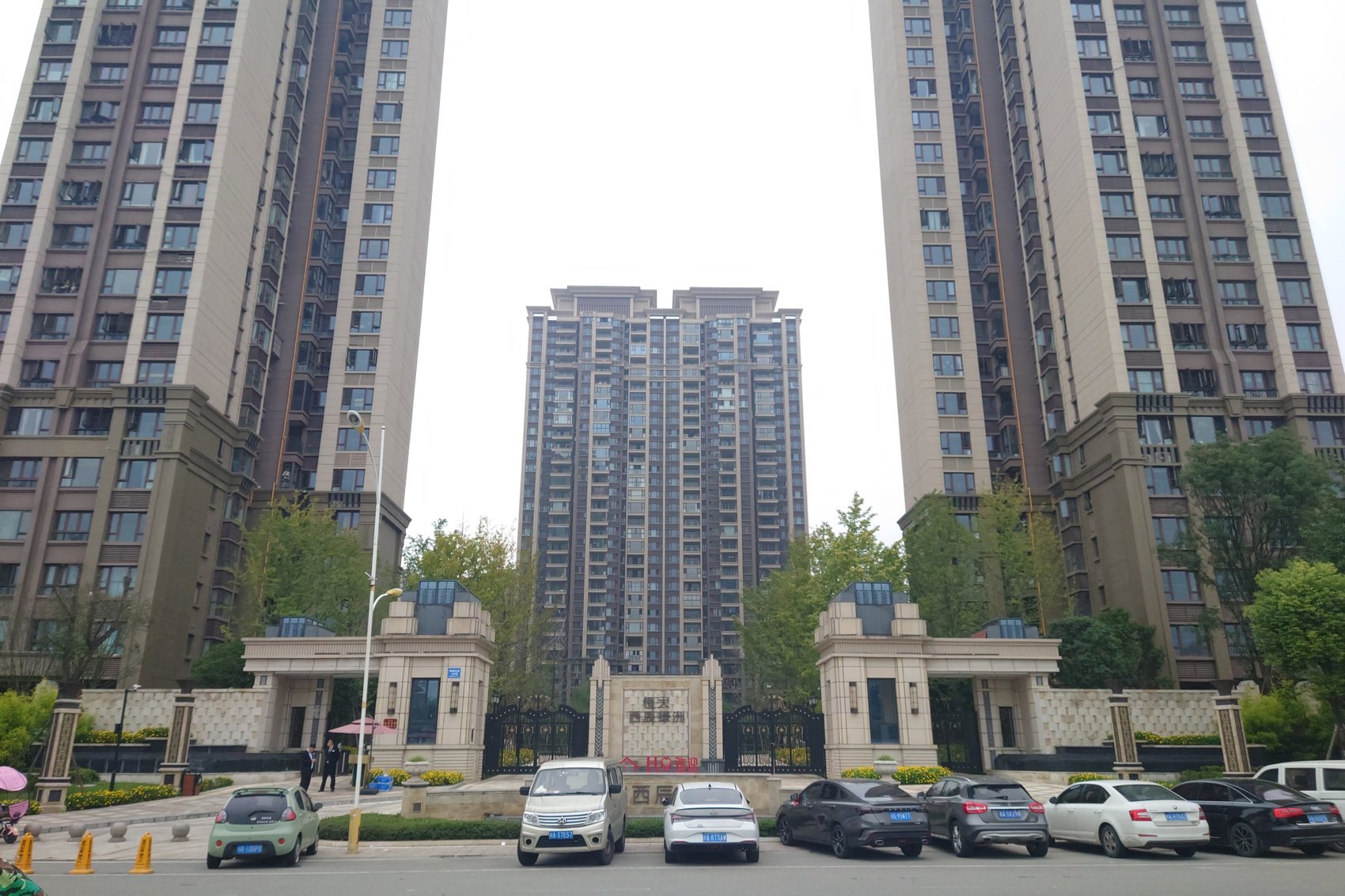 事发小区:成都崇州市恒大西辰绿洲小区 蒋京洲 摄