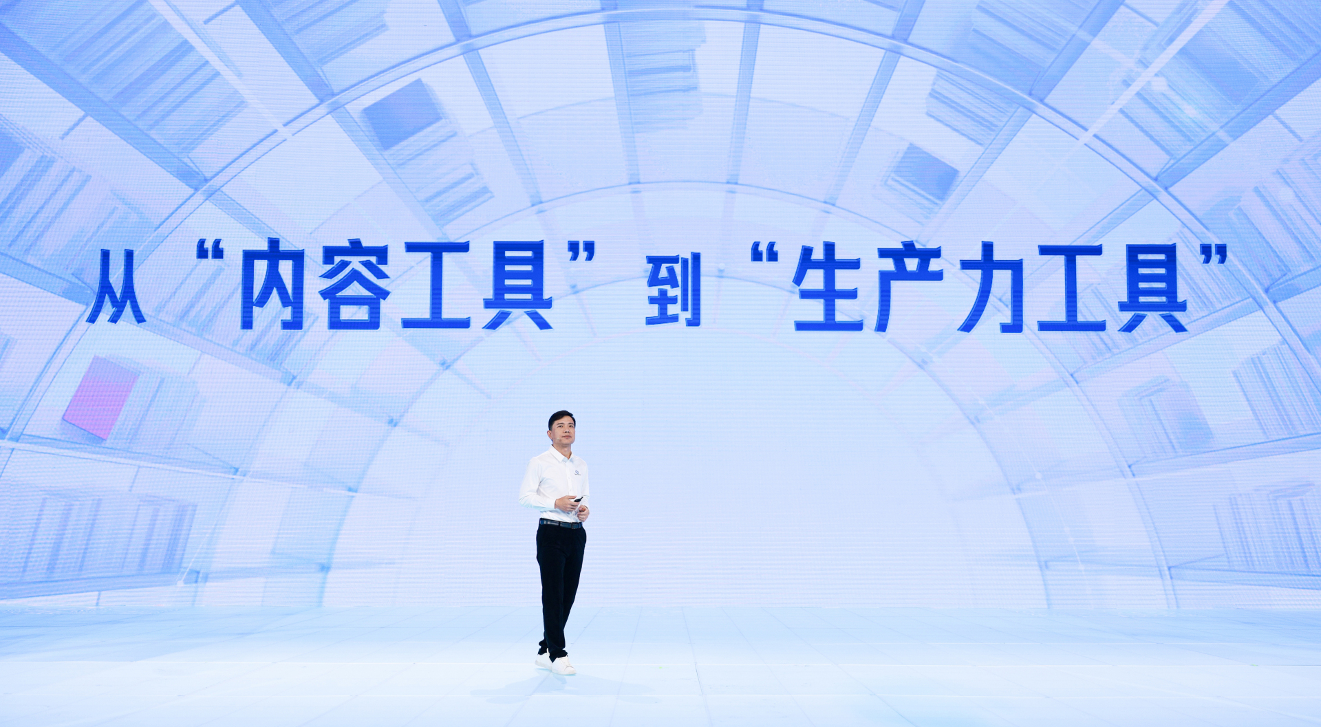 百度创始人,董事长兼首席执行官李彦宏展示"百度新文库".大会官方供图