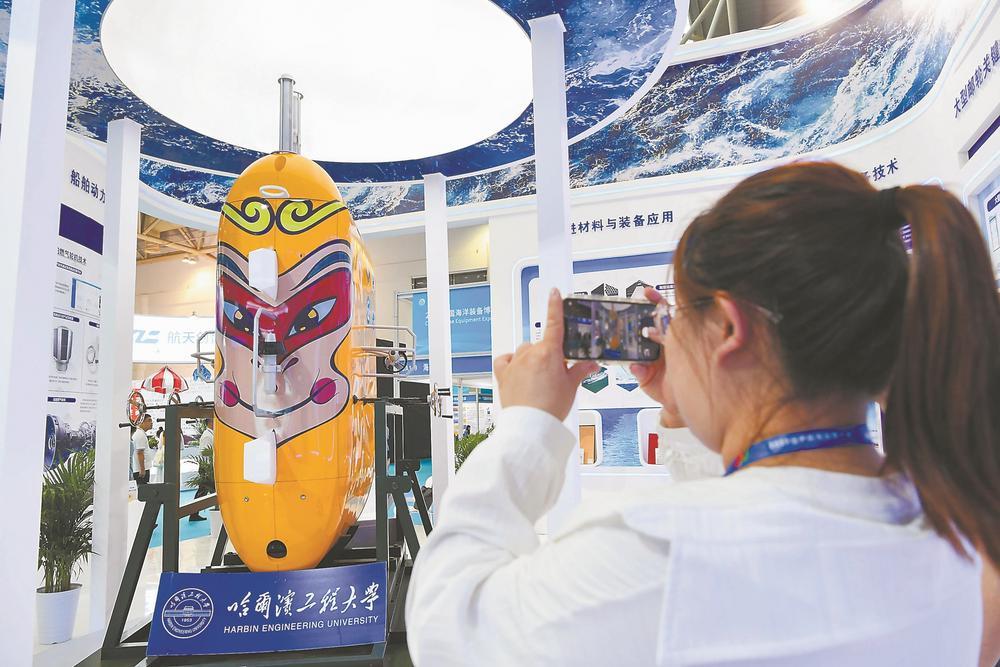 展出的"悟空号"潜水器是目前世界下潜深度最深的无人无缆潜水器.