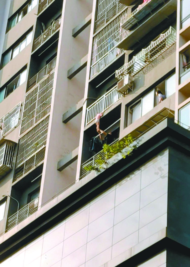 报警,称龙山街道某小区居民楼上有一名小女孩头部悬挂在阳台栏杆上