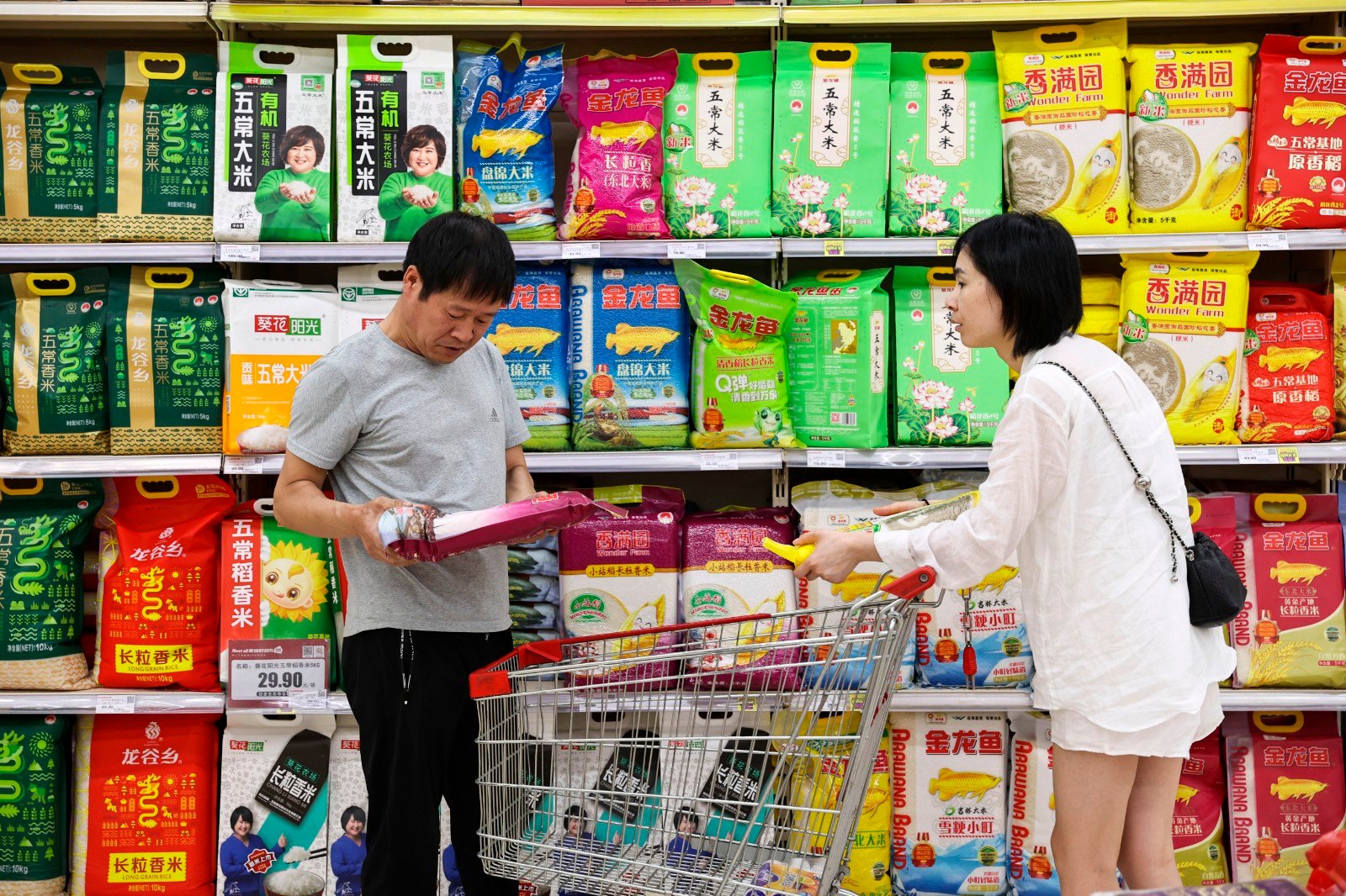 消费者在超市选购大米(图片由cnsphoto提供)