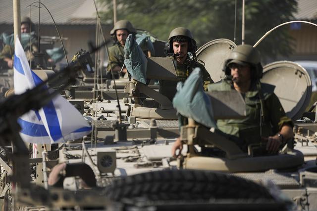 以色列士兵聚集在加沙地带边界附近的一个集结地 图源：视觉中国