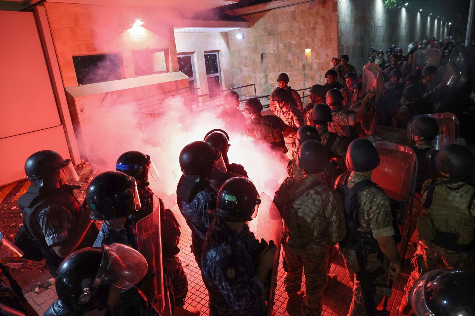 ▲黎巴嫩首都贝鲁特，抗议者与安全部队发生冲突 据视觉中国