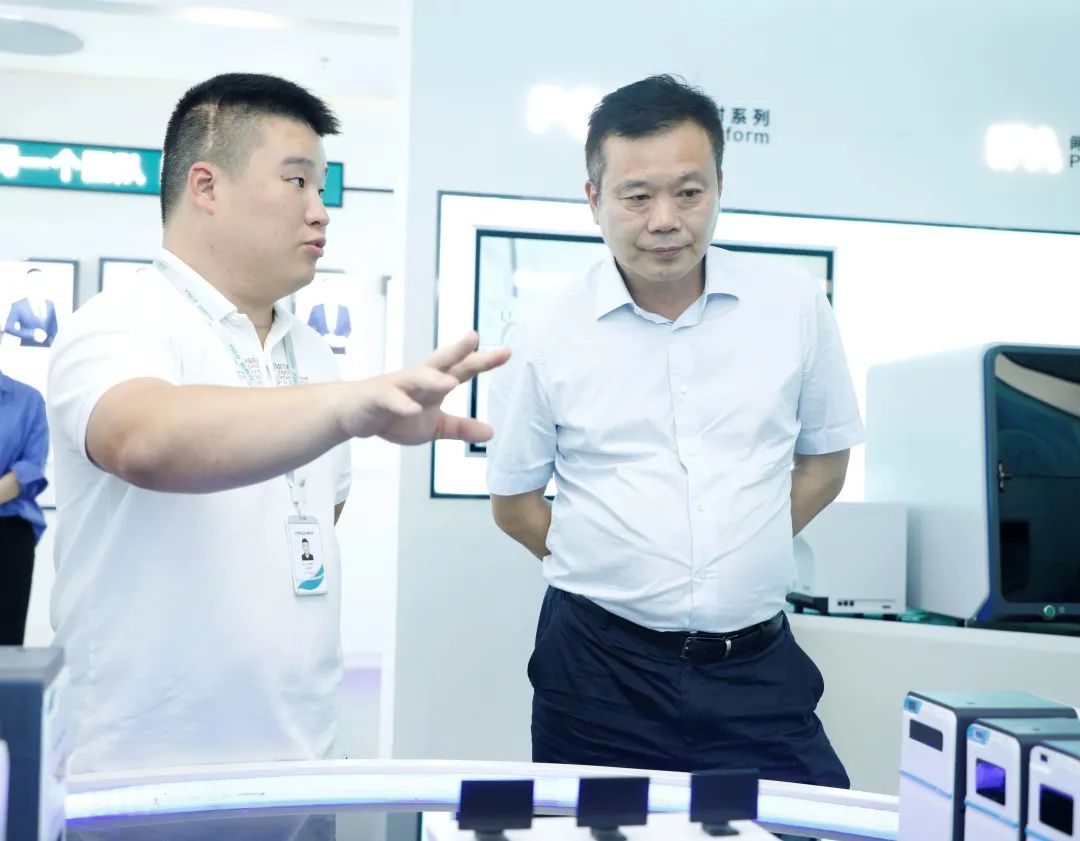 湘潭县委书记黄劲松一行到亚辉龙参观考察