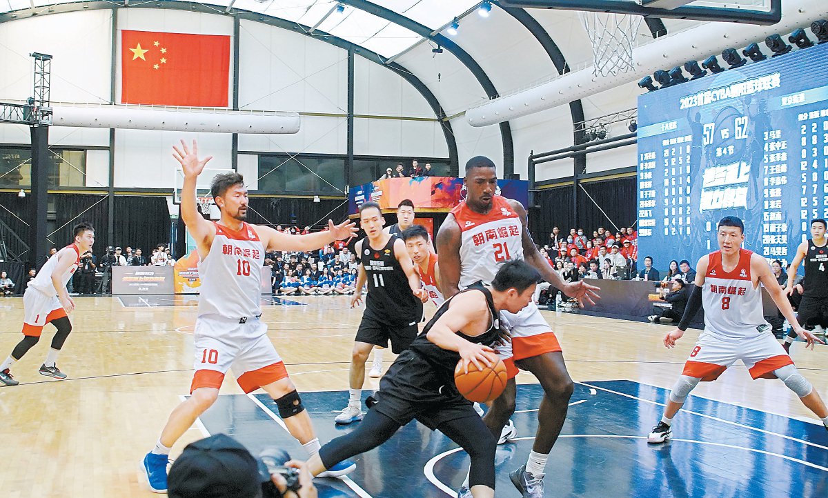 首届cyba联赛总决赛上,球员们的精彩表现点燃了场内观众的热情.