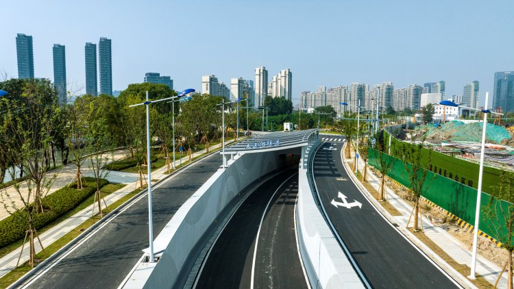 隧道采用城市主干道标准设计,双向四车道,总长约896米,隧道内设计时速