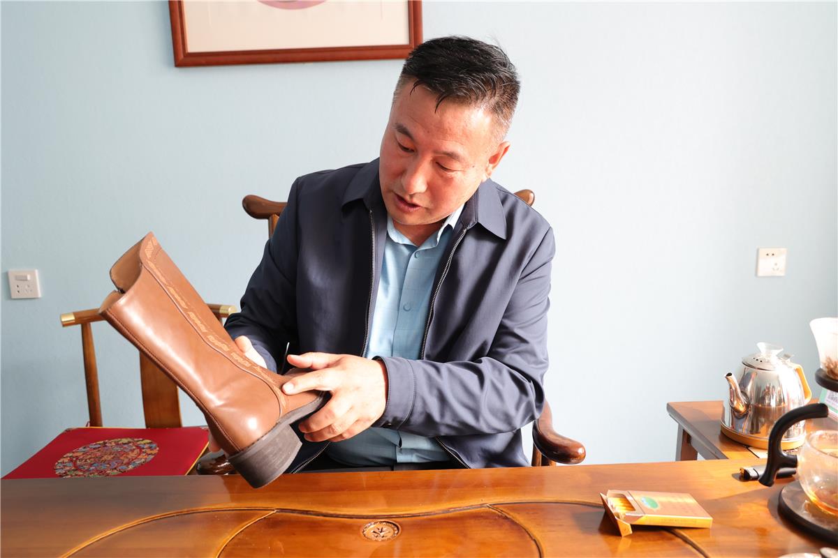 王国俊在展示他们的产品.