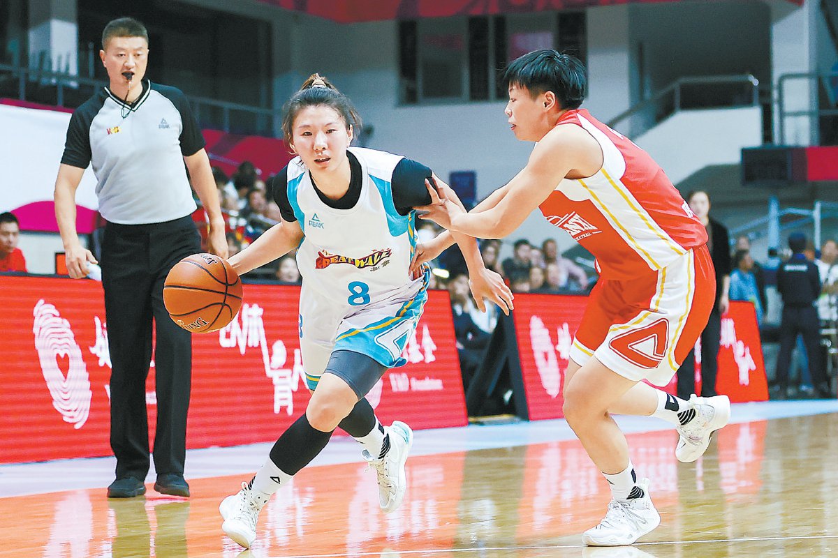 图为首钢首侨女篮球员王焱(中)运球.供图/视觉中国