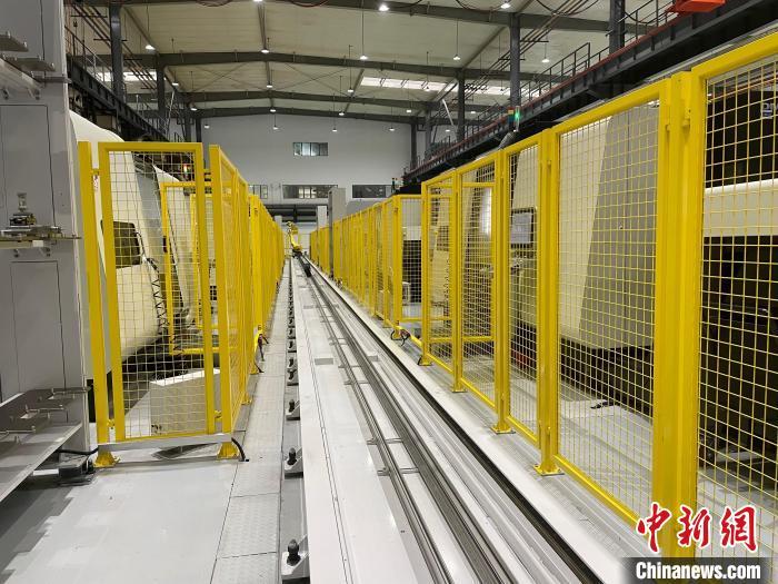 据了解,这是国内首个叶片加工无人车间及首条黑灯产线,以数据驱动智能