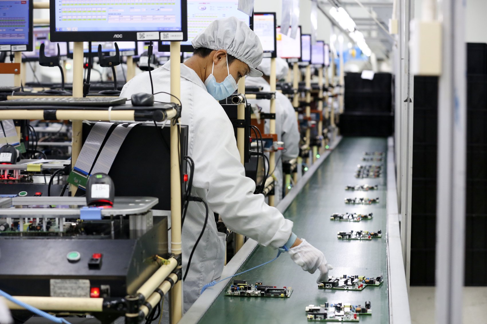 成都国际铁路港综合保税区,工人在tcl出口加工制造基地生产车间生产