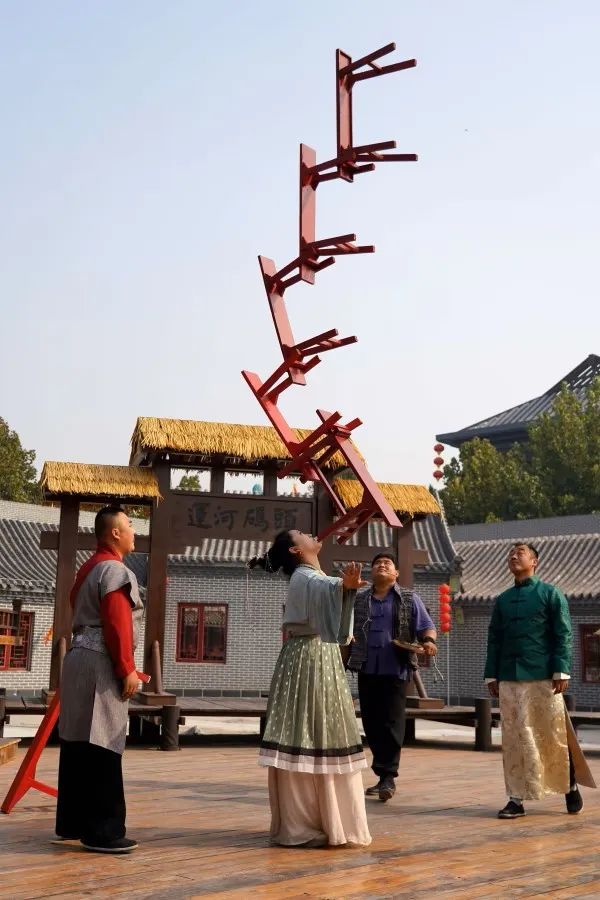 10月17日,杂技演员在吴桥杂技"九月庙会"上表演杂技节目.