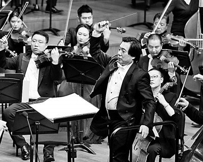 资料图片10月13日晚,没有围墙,不收门票的贵阳路边音乐会举行,观众