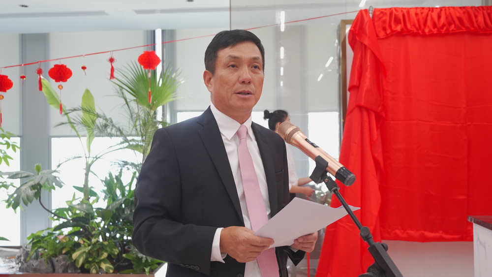 图为华源证券总裁邓晖