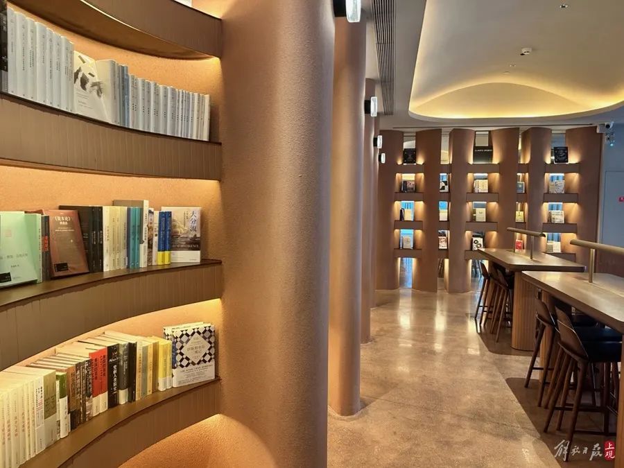上海人日常新选项:在书店"恰"咖啡!甚至,还能吃饭喝酒?有人直呼:很有
